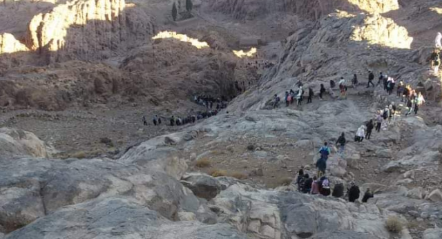تدفق السياح إلى رحلات جبل موسى وسانت كاترين