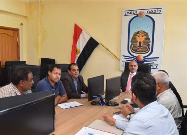 رئيس جامعة الأقصر يبحث آليات تسكين أعضاء هيئة التدريس ومعاونيهم