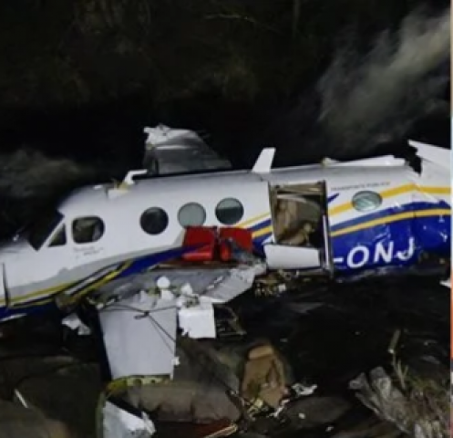 الطائرة منكوبة