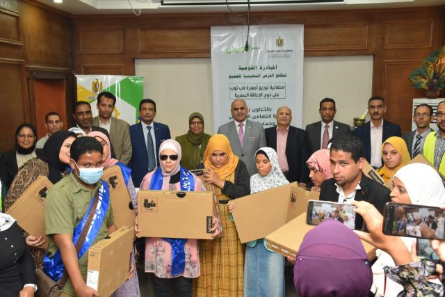 رئيس جامعة الأقصر يشهد حفل توزيع أجهزة لاب توب للطلاب ذوي الهمم بكلية الألسن