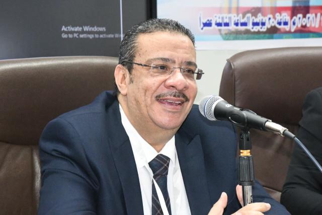  الدكتور أحمد زكى رئيس جامعة قناة السويس