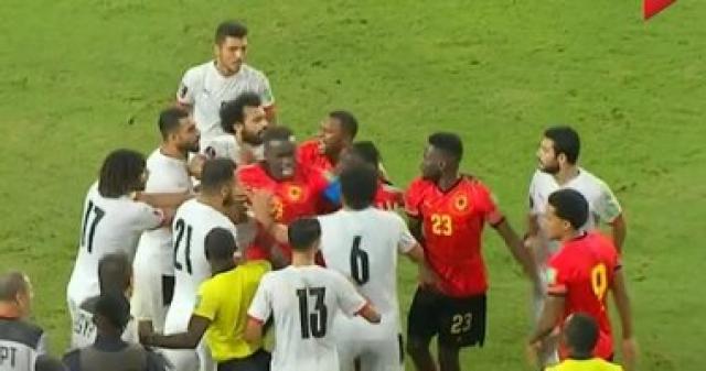 مشادة بين لاعبى أنجولا والجهاز الفني لمنتخب مصر.