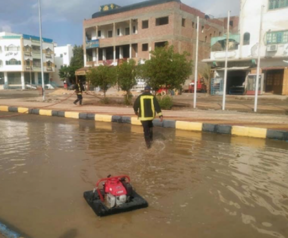 مجلس مدينة مرسى علم يزيل آثار الأمطار وشفط المياه من الشوارع
