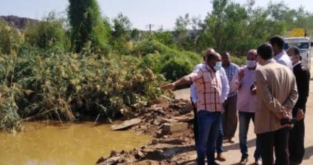 نائب محافظ أسوان يشرف على إصلاح خط مياه جبل شيشة وشبكات الكهرباء