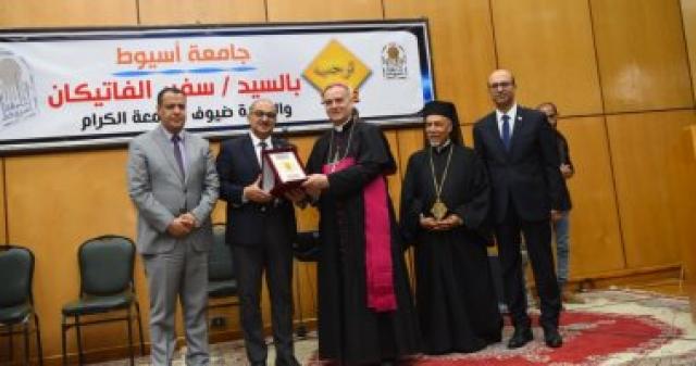 سفير الفاتيكان بالقاهرة ورئيس جامعة أسيوط يطلقان دعوة للمحبة والتسامح