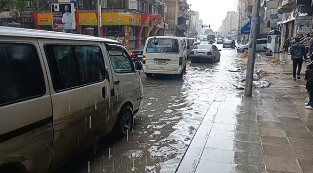 تكدس مروري بمنطقة لوران بالإسكندرية بسبب تراكم مياه الأمطار