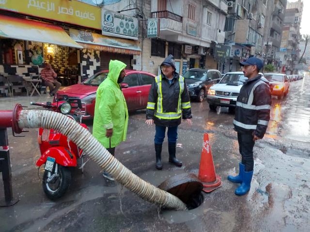 رئيس الصرف الصحي بالإسكندرية يتفقد أعمال رفع مياه الأمطار من الشوارع