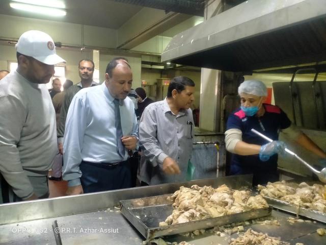 نائب رئيس جامعة الأزهر للوجه القبلي يتفقد مطبخ المدينة الجامعية للطالبات بأسيوط