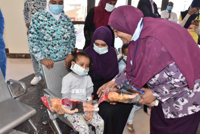 وفد الجمعية العربية للإعلام بالأقصر يطلق مبادرة ”يلا نفرح مع بعضنا” لدعم أطفال مستشفى شفاء الأورام