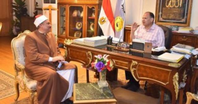 محافظ أسيوط يلتقى بـ أمين بيت العائلة المصرية