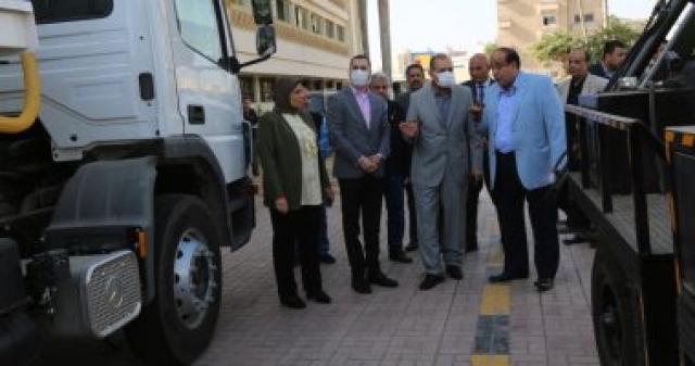 محافظ كفر الشيخ يتفقد سيارات الكسح لتوزيعها على مراكز المدن