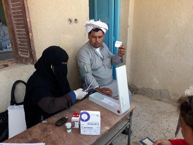 ”صحة شمال سيناء” تدفع بفريق طبي للكشف وإعطاء اللقاح لأهالى جنوب الشيخ زويد