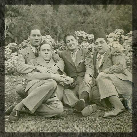 إحسان عبد القدوس مع أصدقاءه