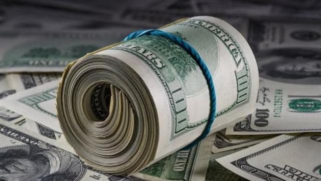 الدولار يتراجع بعد تصريحات بشأن فعالية اللحقات في مواجهة أوميكرون