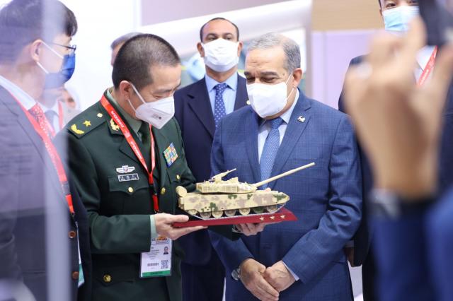 وزير الإنتاج الحربى يزور جناح شركة نورينكو الصينية خلال فعاليات إيديكس 