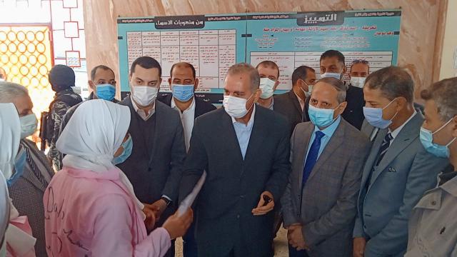 محافظ كفر الشيخ ونائبه يتفقدان حملات تلقي طلاب المدارس لقاح كورونا