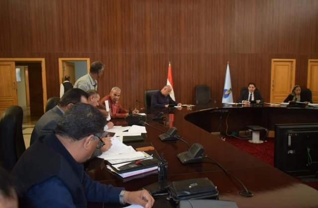 سكرتير عام البحر الأحمر يستعرض موقف اللجنة العليا للتنازلات بمدن المحافظة