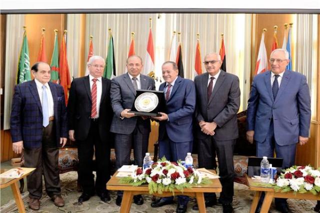 تكريم عبد المنعم البدراوي أول رئيس لجامعة المنصورة بكلية الحقوق