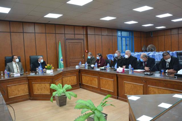 محافظ المنيا يعقد الاجتماع الدوري مع نواب البرلمان