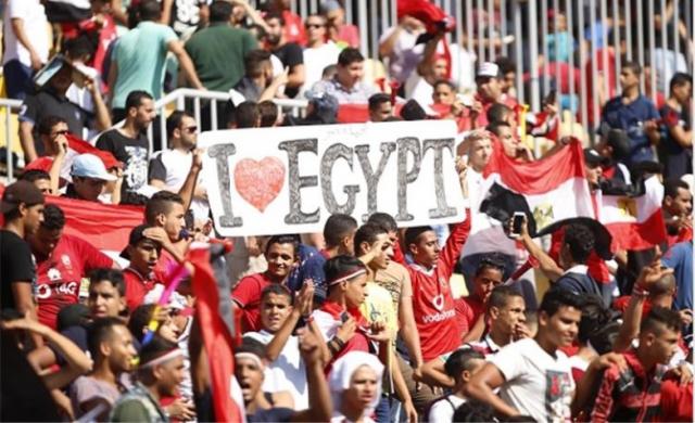 الجماهير المصرية تستقبل لاعبيها بالهتاف وتحية خاصة لأفشة قبل مواجهة الجزائر