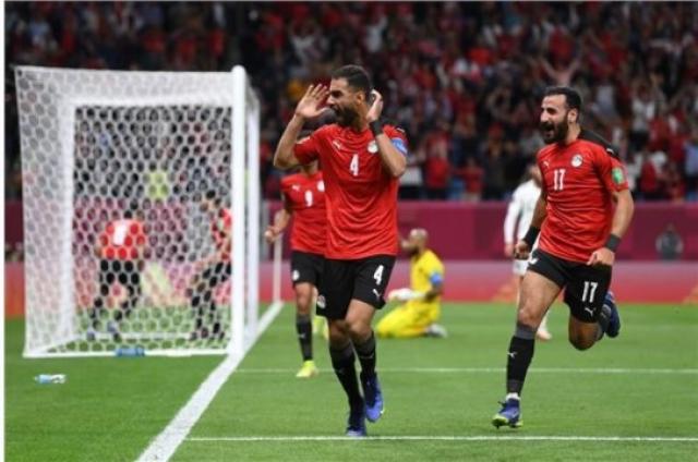 منتخب مصر يتصدر مجموعته بعد التعادل مع الجزائر 1 / 1 ويواجه الأردن ..بفارق الإنذارات