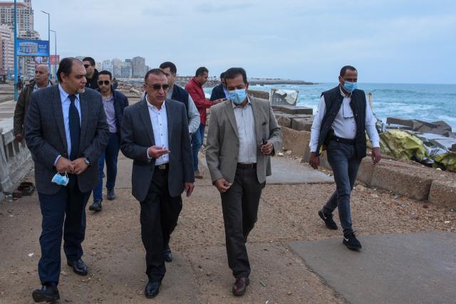 محافظ الإسكندرية: إجراءات عاجلة بعد رصد تواجد لحوم طافية بشاطىء