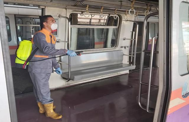 تطهير قطارات ومحطات السكة الحديد لمنع انتشار كورونا تطهير قطارات ومحطات السكة الحديد لمنع انتشار كورونا