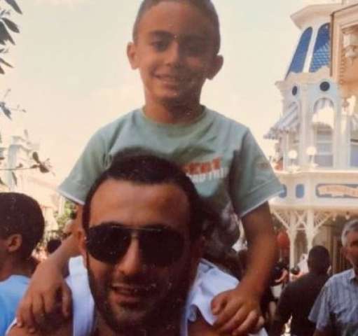  ياسين السقا يستعيد ذكريات طفولته بصورة قديمة مع والده