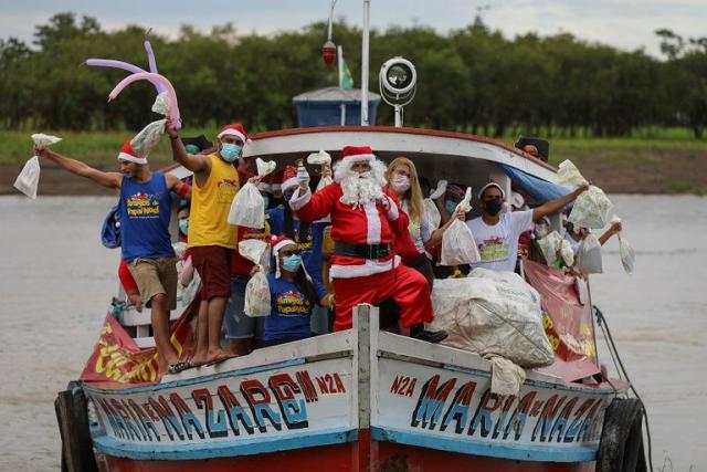 بابا نويل في قارب لإسعاد أطفال