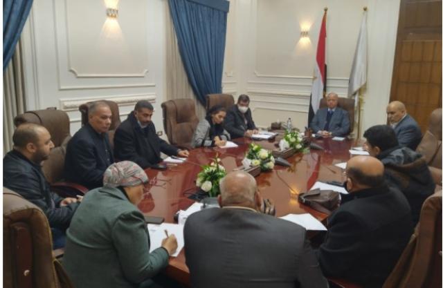 محافظ القاهرة مع رؤساء مشروعات الإسكان