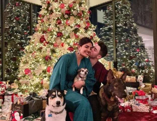 احتفال النجمين بريانكا شوبرا ونيك جوناس بعيد الميلاد المجيد