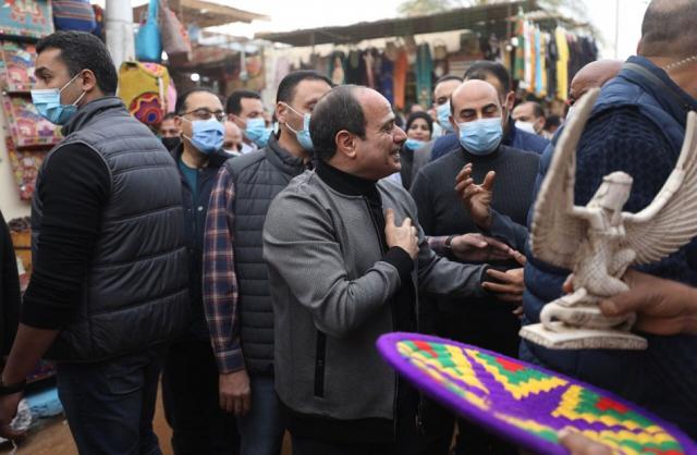 الرئيس السيسي يتفقد السوق السياحية بقرية غرب سهيل بمحافظة أسوان