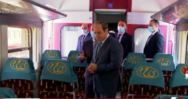الرئيس عبد الفتاح السيسى داخل أحد القطارات