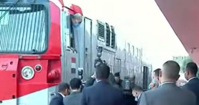 الرئيس السيسي يتحدث لسائق قطار