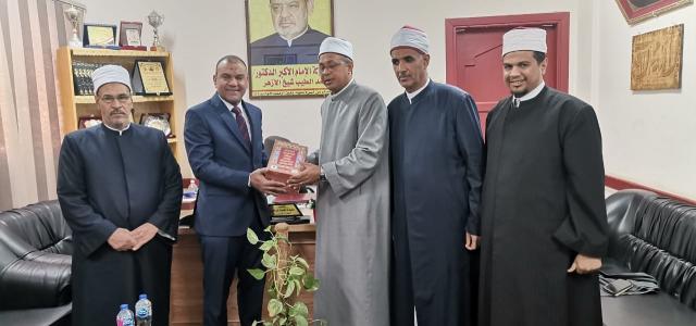 منطقة الأقصر الأزهرية تكرم الناجحين ببرنامج ”تعليم الكبار” .. صور