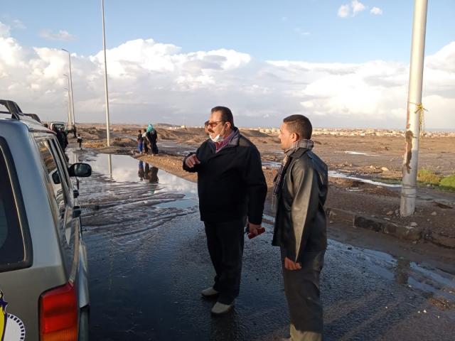 رئيس مدينة سفاجا يقود حملة لإزالة آثار الأمطار وترميم الطرق من نحر المياه | صور