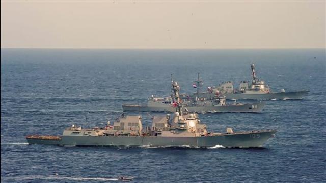 القوات البحرية المصرية والأمريكية تنفذان تدريبًا عابرًا في البحر الأحمر