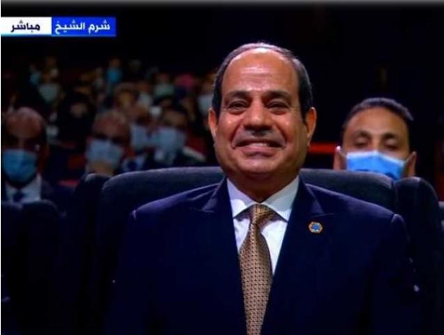 الرئيس السيسي يتفاعل مع فقرة الساحر على مسرح شباب العالم