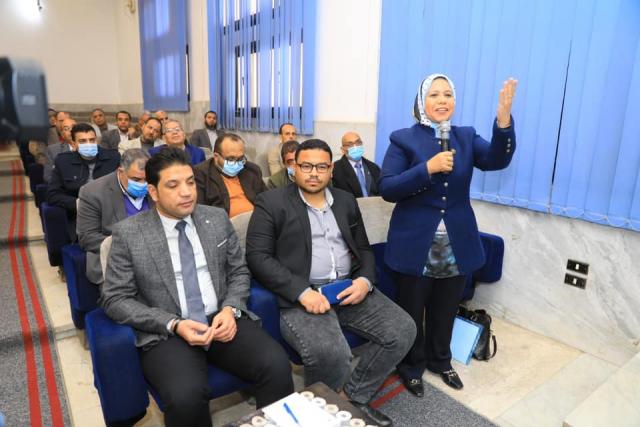 بالصور | عضو إسكان النواب تناقش الموقف التنفيذي لمشروع الصرف الصحي بمدينة المنشاة مع محافظ سوهاج
