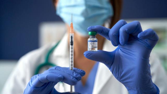 ”الصحة” تكشف العلاقة بين التطعيم بلقاح كورونا ودخول المستشفيات ”عكسية”