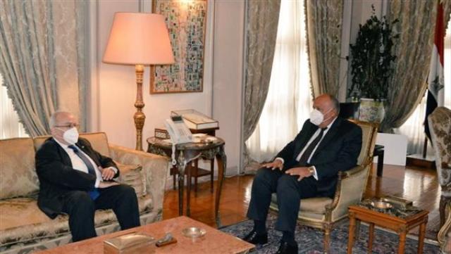 وزير الخارجية يستقبل نظيره الجزائري لبحث سبل التعاون