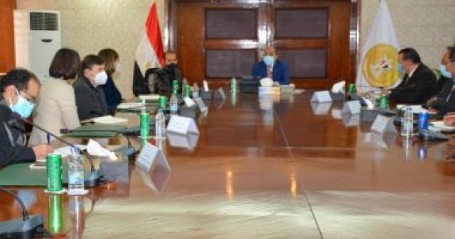 وزير التنمية المحلية يبحث مع وفد الأمم المتحدة بمصر التعاون فى ”حياة كريمة”