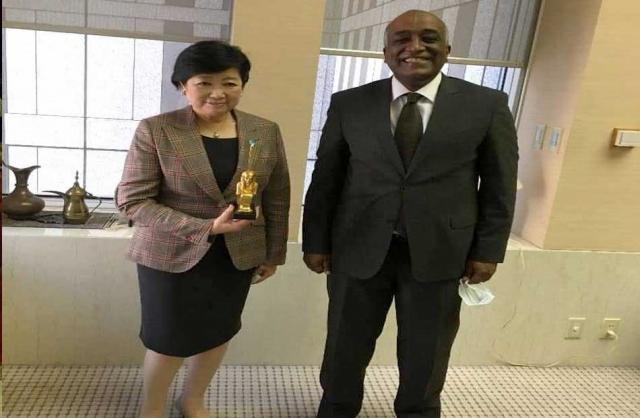 جانب من اللقاء بين كلا من سفير مصر في اليابان مع عمدة طوكيو