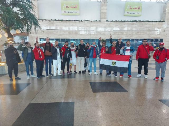 مطار القاهرة يستقبل طائرة مشجعى المنتخب العائدين من الكاميرون