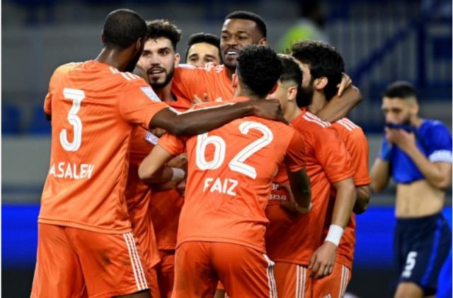 لاعبو عجمان يحتفلون بهدف أزارو في النصر