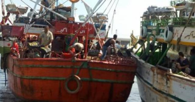 تزويد 350 مركب صيد بالوقود وانطلاقها بعد استقرار حركة الملاحة بكفر الشيخ