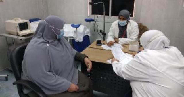 الكشف الطبى على 1463 مترددا بقافلة حياة كريمة بقرية ببيلا كفر الشيخ.. صور