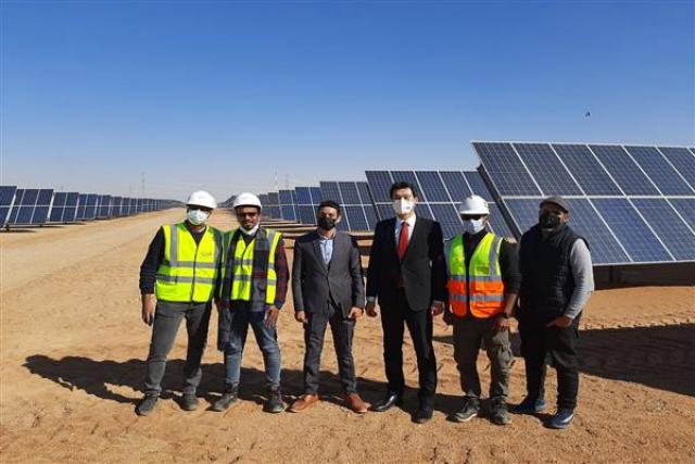 سفير كوريا الجنوبية بالقاهرة هونج جين ووك في محطة بنبان للطاقة الشمسية