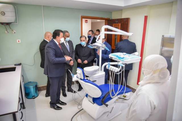 وزير الصحة خلال تفقده المركز التخصصي لطب الأسنان