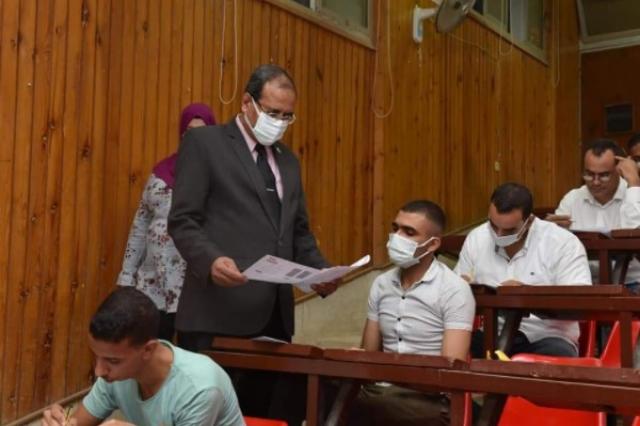 لدكتور مصطفى عبدالخالق رئيس جامعة سوهاج-يتفقد  سير  للامتحانات 